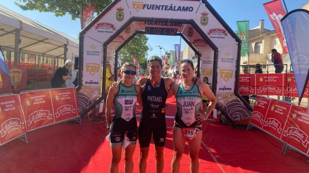Marta Pintanel posa junto a dos triatletas en la meta del Triatlón Villa de Fuente Álamo