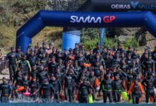 Salida de nadadores en el Swim Grand Prix de Cascais bajo el arco de meta en Portugal