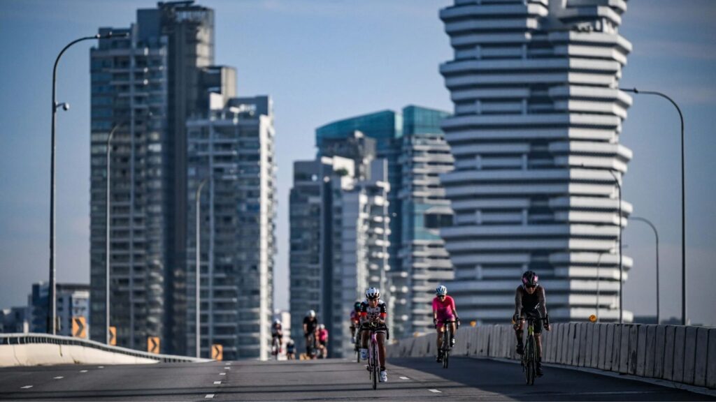 Ciclistas en el recorrido del T100 Singapur 2026 durante el segmento de bicicleta