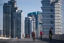 Ciclistas en el recorrido del T100 Singapur 2026 durante el segmento de bicicleta