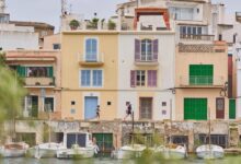 Vista del Triathlon de Portocolom 2026 con triatletas corriendo junto al puerto de Mallorca