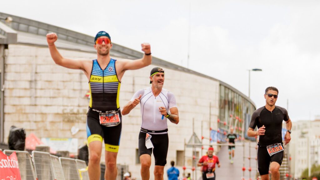 Triatletas corriendo en el Triatlón Ciudad de Santander durante el segmento final de carrera a pie