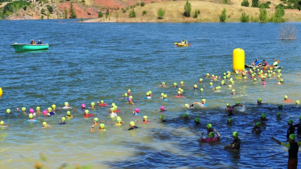 Salida de natación del Triatlón de Pálmaces en el embalse durante una edición de la prueba