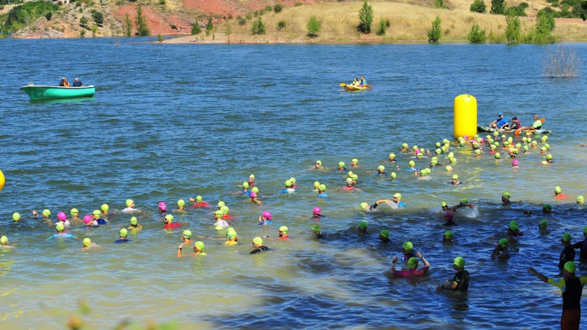Salida de natación del Triatlón de Pálmaces en el embalse durante una edición de la prueba
