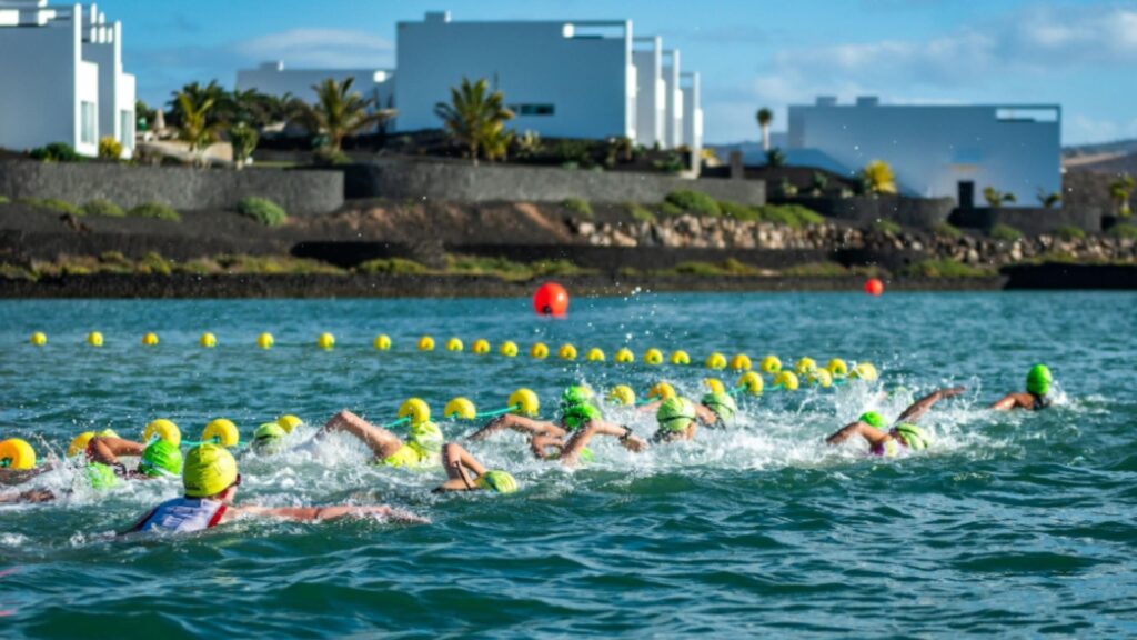 Triatletas nadando en la laguna de Club La Santa durante el Volcano Triathlon en Lanzarote