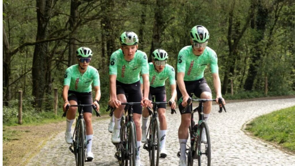 Jóvenes triatletas del VAN RYSEL Rising Squad entrenando en bicicleta sobre pavés