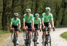 Jóvenes triatletas del VAN RYSEL Rising Squad entrenando en bicicleta sobre pavés