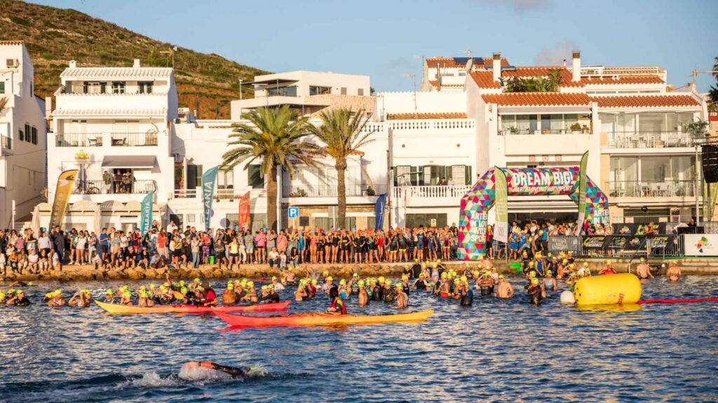 Triatletas en la salida de natación del ARTIEM Half Menorca en Fornells