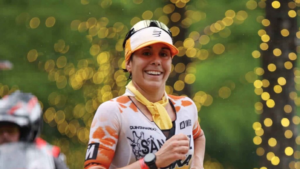 Marta Sánchez corriendo durante una competición de triatlón