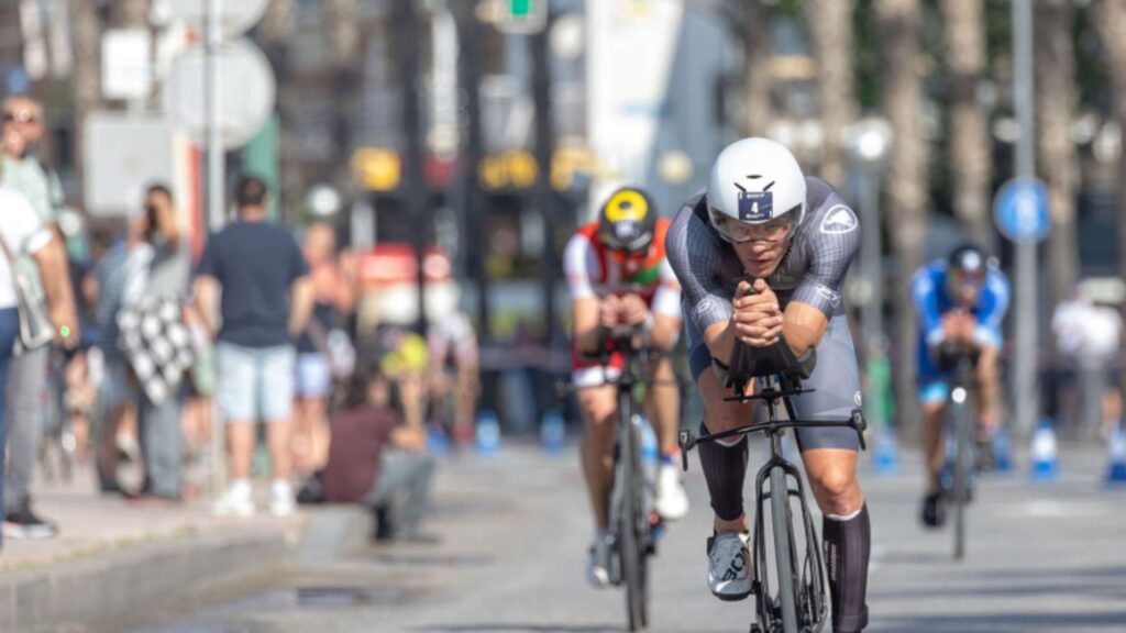 Triatletas en el segmento ciclista del Challenge Salou