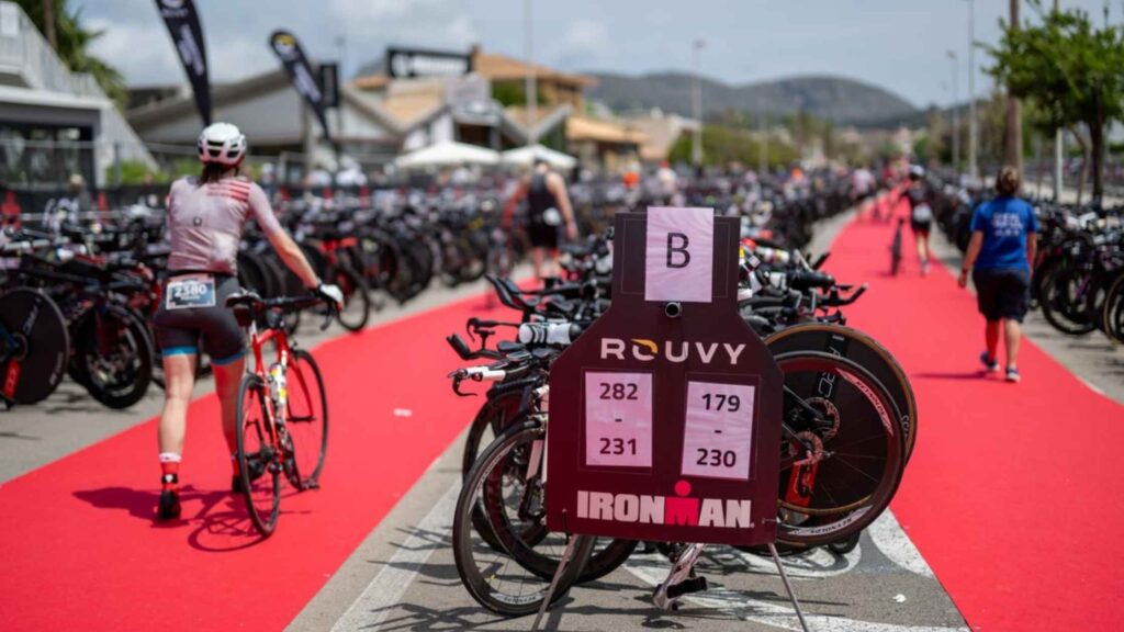 Zona de transición del IRONMAN 70.3 Alcúdia-Mallorca con bicicletas y triatletas