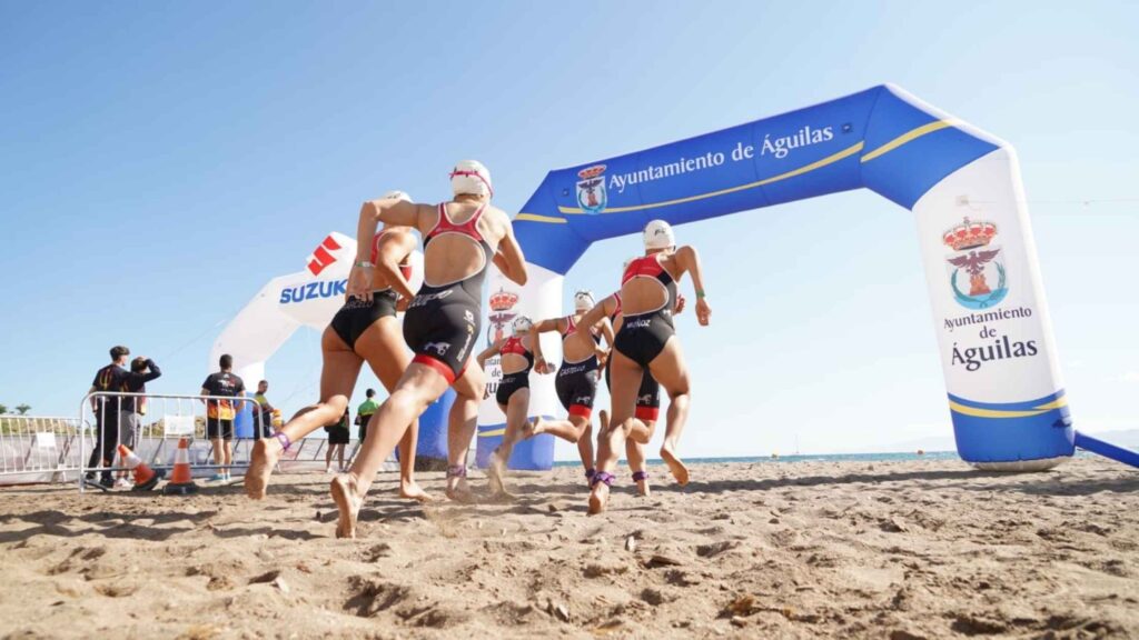 Salida de triatletas en la playa durante la Copa del Rey y la Copa de la Reina de Triatlón en Águilas