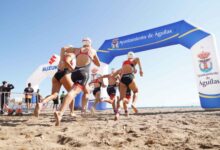 Salida de triatletas en la playa durante la Copa del Rey y la Copa de la Reina de Triatlón en Águilas