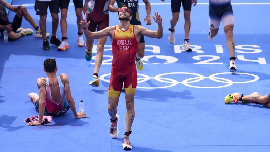 Triatleta español con el celebra en la zona de meta de los Juegos Olímpicos de París 2024