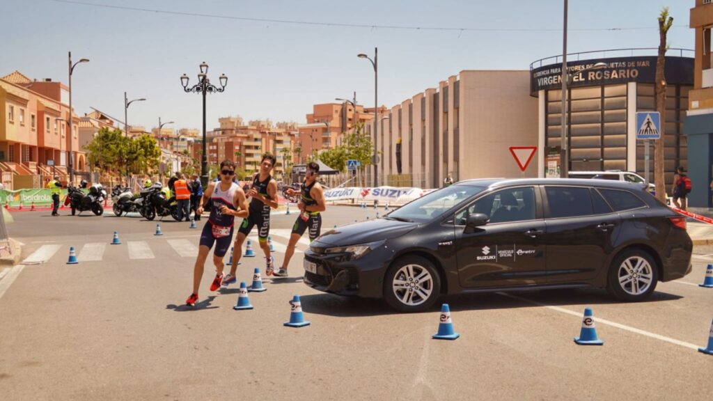 Triatletas compitiendo en el Campeonato de España de Triatlón por Clubes en Roquetas de Mar
