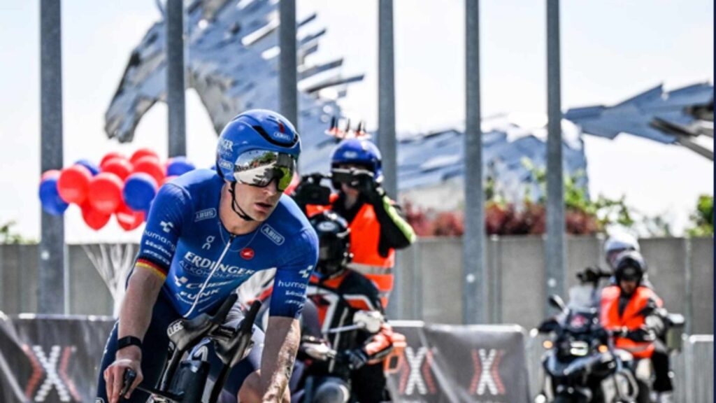 Triatleta profesional en bicicleta durante una competición de media distancia