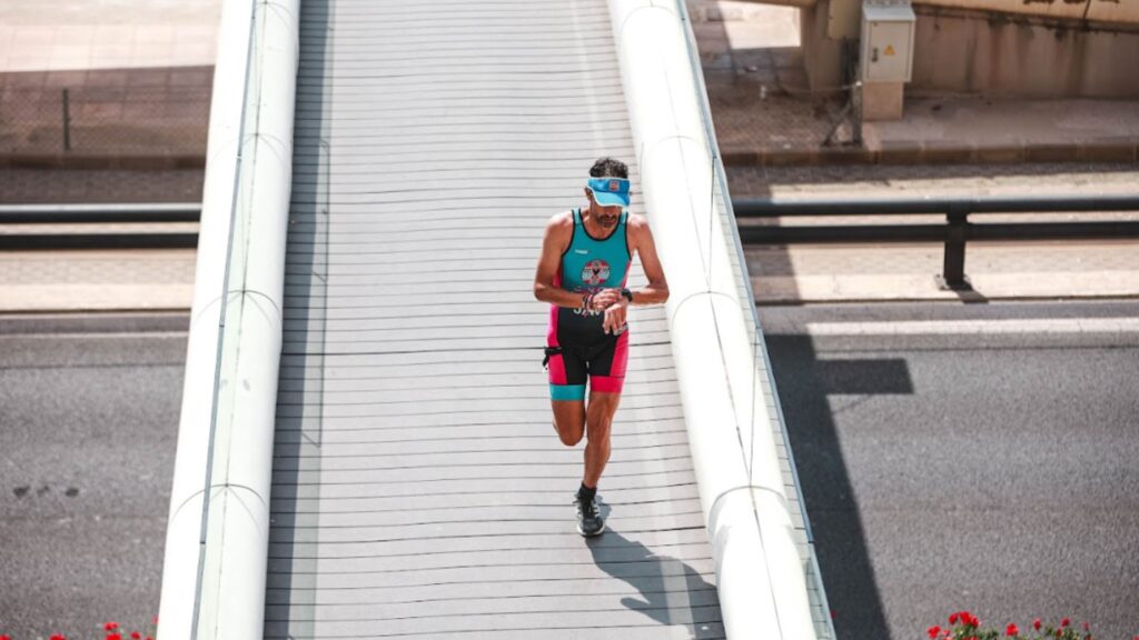 Triatleta consultando su reloj durante la carrera a pie de un triatlón