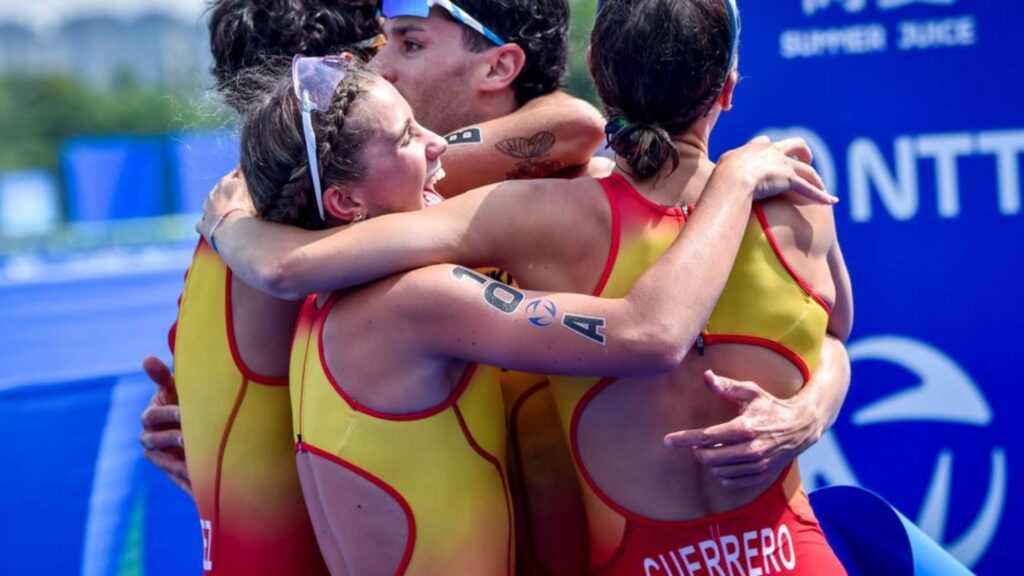 Equipo español celebrando la victoria en el relevo mixto de Chengdu 2026