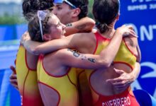 Equipo español celebrando la victoria en el relevo mixto de Chengdu 2026