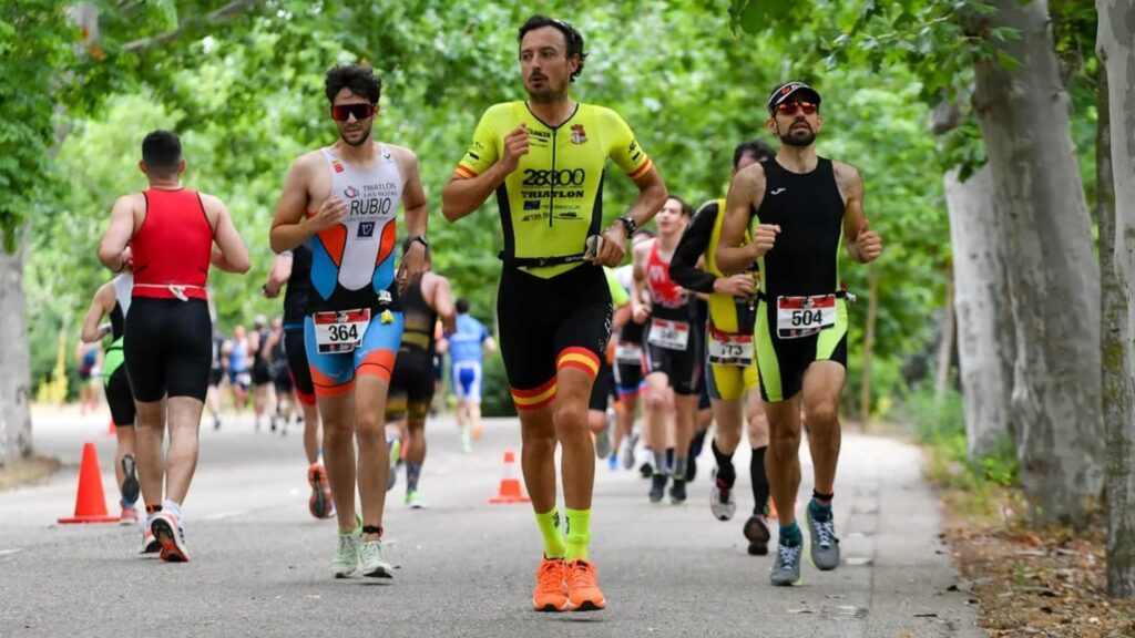 Triatletas corriendo durante el Gran Triatlón Madrid en la Casa de Campo