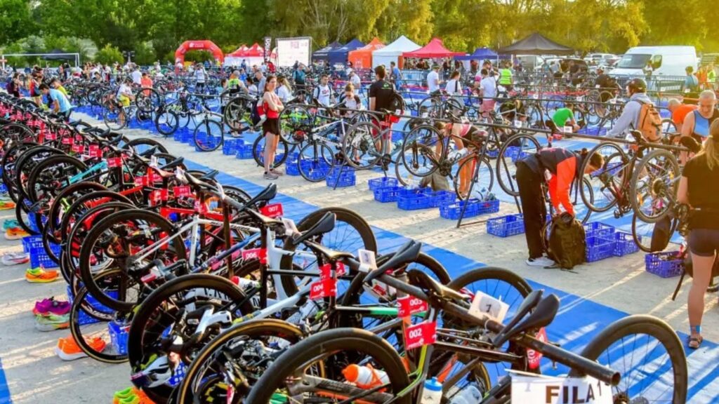 Zona de transición del Gran Triatlón Madrid con bicicletas preparadas en la Casa de Campo