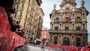 Triatleta compitiendo en el Half Triathlon Pamplona-Iruña junto al Ayuntamiento de Pamplona