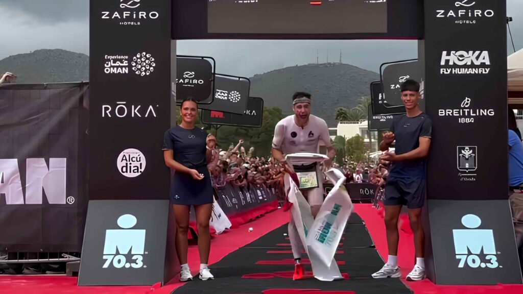 Jaume Florit cruzando la meta del IRONMAN 70.3 Mallorca 2026
