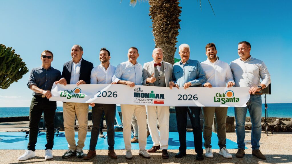 Presentación del Club La Santa IRONMAN Lanzarote 2026 junto al mar en Puerto del Carmen