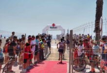 Triatletas compitiendo en los relevos de Roquetas de Mar junto a la playa