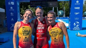 María Casals, Nora Gmür y Ana Carballo posan tras la Copa de Europa de Triatlón de Olsztyn