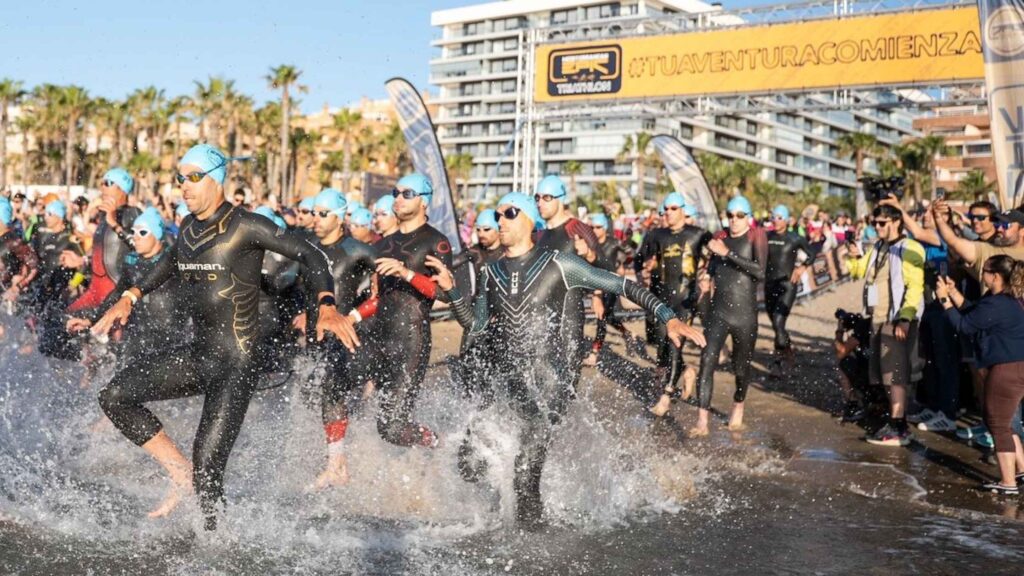 riatletas entrando al agua en la salida de la Mediterranean Epic Triathlon
