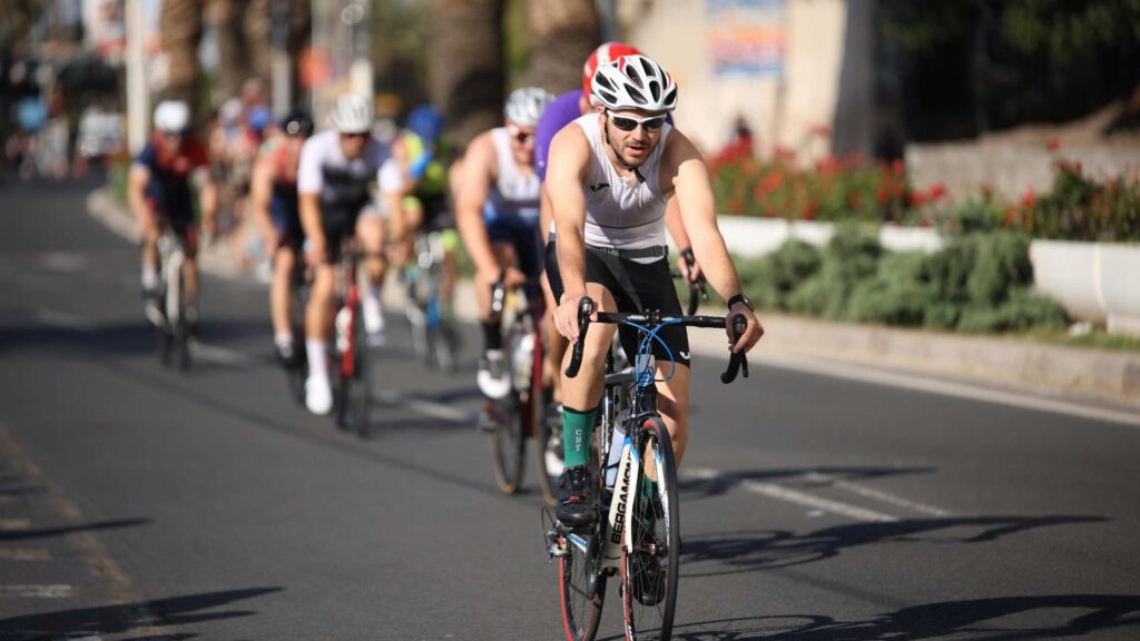 Grupo de triatletas rodando en bicicleta durante MTRI Alicante 2026