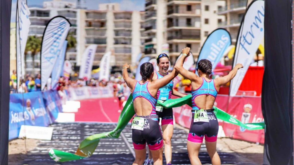 Triatletas del Náutico de Narón celebran la victoria en el Campeonato de España de Triatlón por Relevos en Águilas