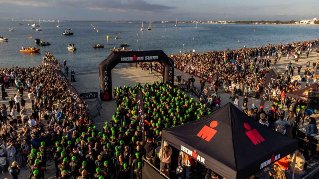 Salida de natación del IRONMAN 70.3 Alcúdia-Mallorca en la Playa de Alcúdia