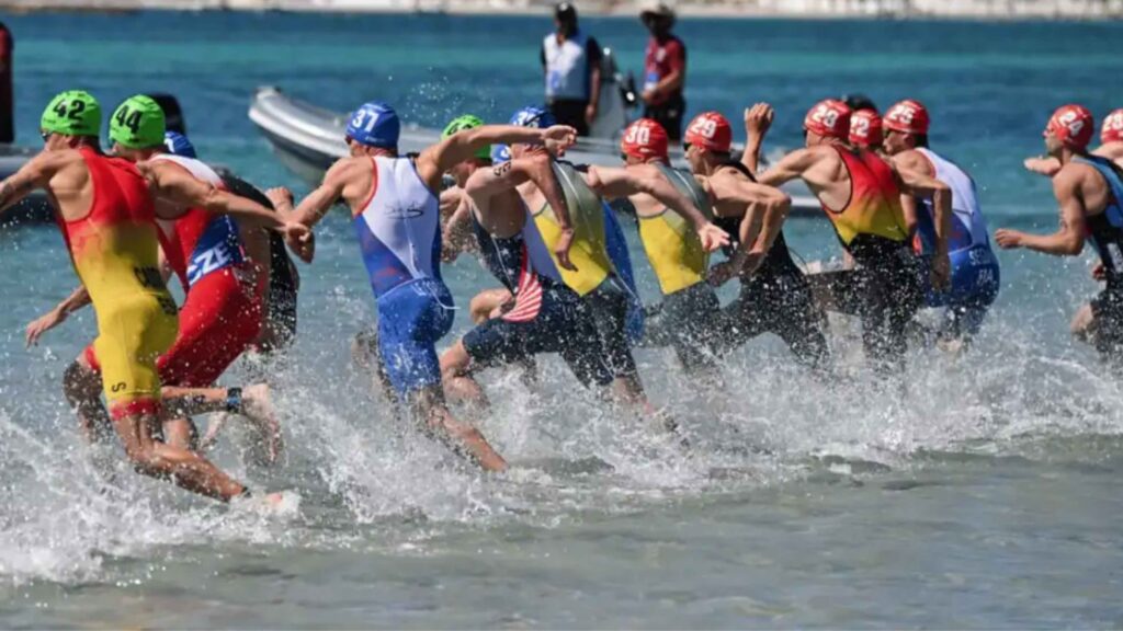 Salida de triatletas en la natación de la WTCS Alghero