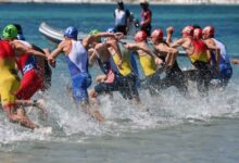 Salida de triatletas en la natación de la WTCS Alghero