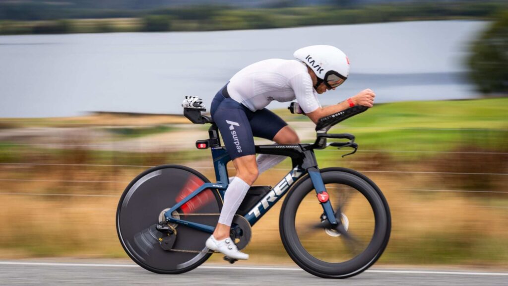 Triatleta en posición aerodinámica con dispositivo RaceRanger instalado en la bicicleta
