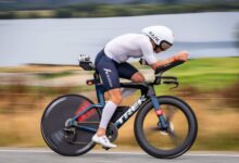 Triatleta en posición aerodinámica con dispositivo RaceRanger instalado en la bicicleta