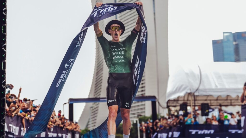 Hayden Wilde celebrando su victoria en el Singapore T100 Triathlon