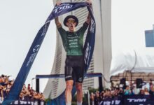 Hayden Wilde celebrando su victoria en el Singapore T100 Triathlon