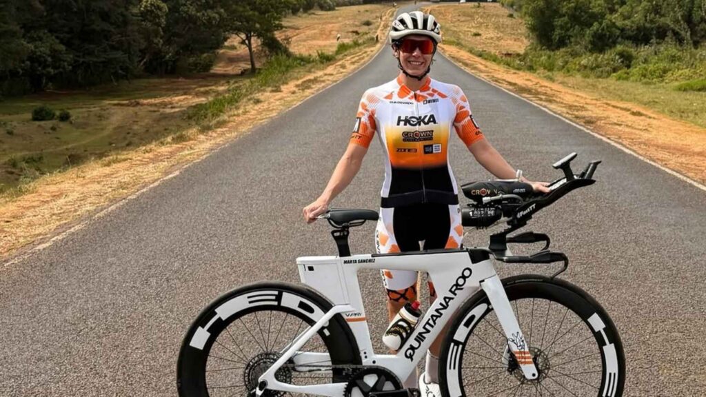 Marta Sánchez posa con su bicicleta de contrarreloj en una carretera durante un entrenamiento