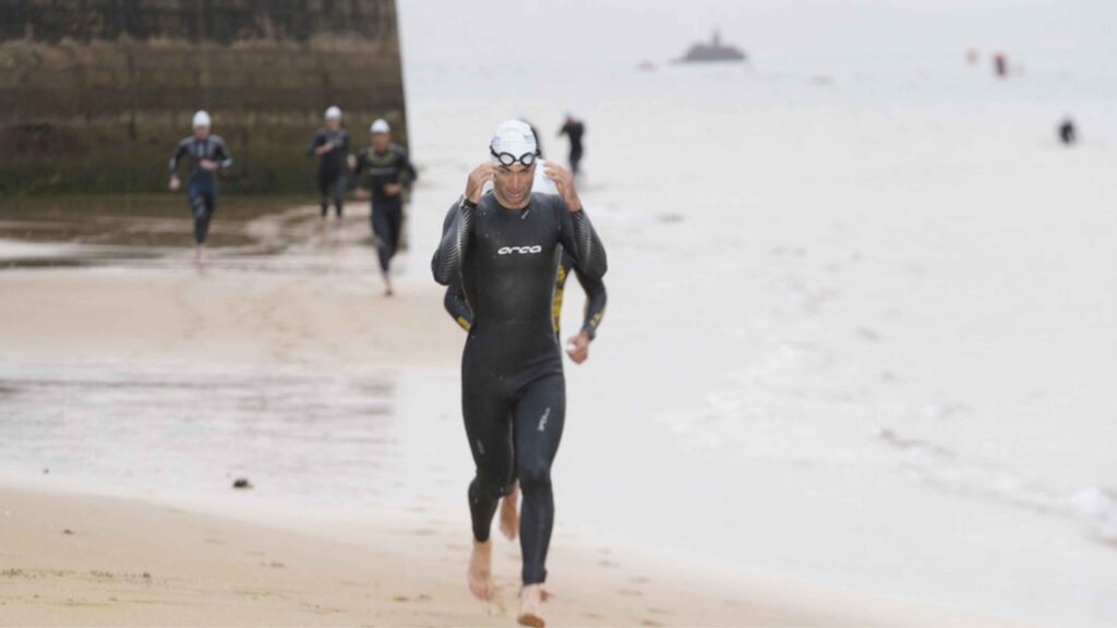 Triatletas saliendo del agua en la bahía durante el Triatlón Ciudad de Santander