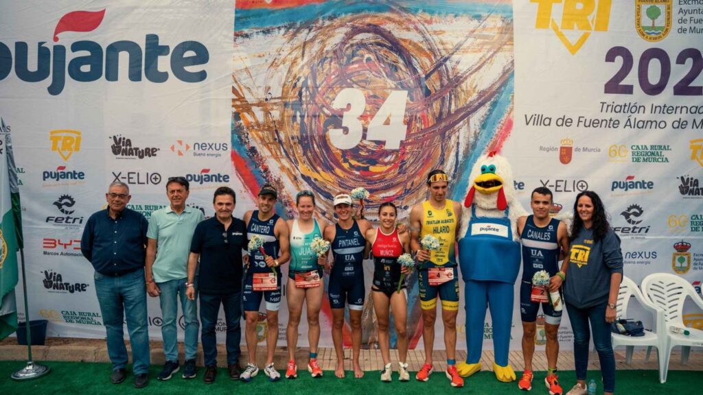 Podio del Triatlón Internacional Villa de Fuente Álamo 2026 con Noelia Juan, David Cantero y el resto de premiados