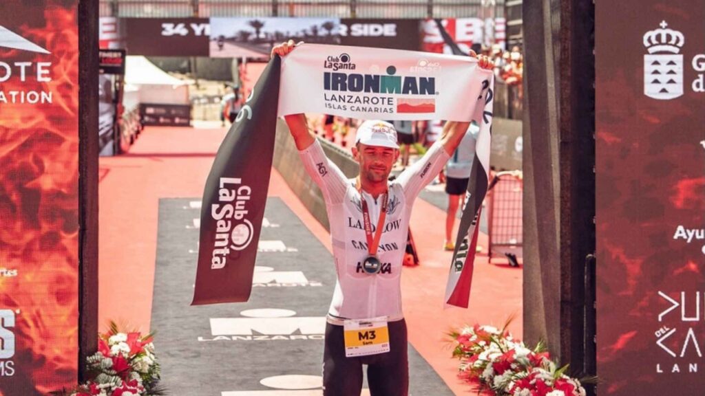 Sam Laidlow cruza la meta como ganador del IRONMAN Lanzarote