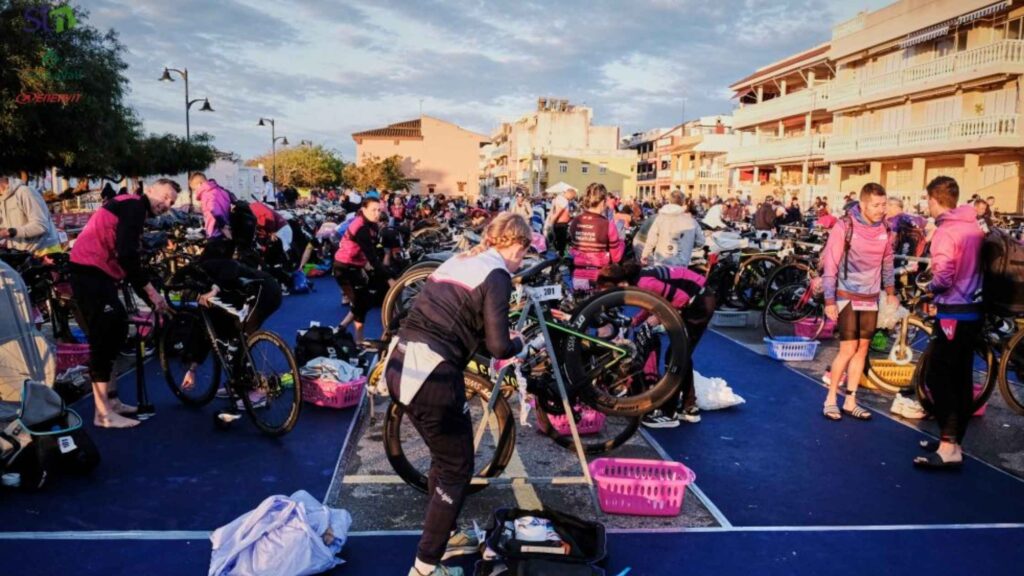 Triatletas preparando las bicicletas en la zona de transición de triXilxes