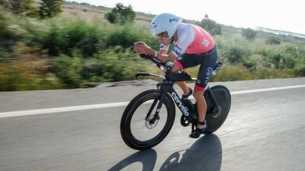 Triatleta compitiendo en el segmento ciclista de triXilxes