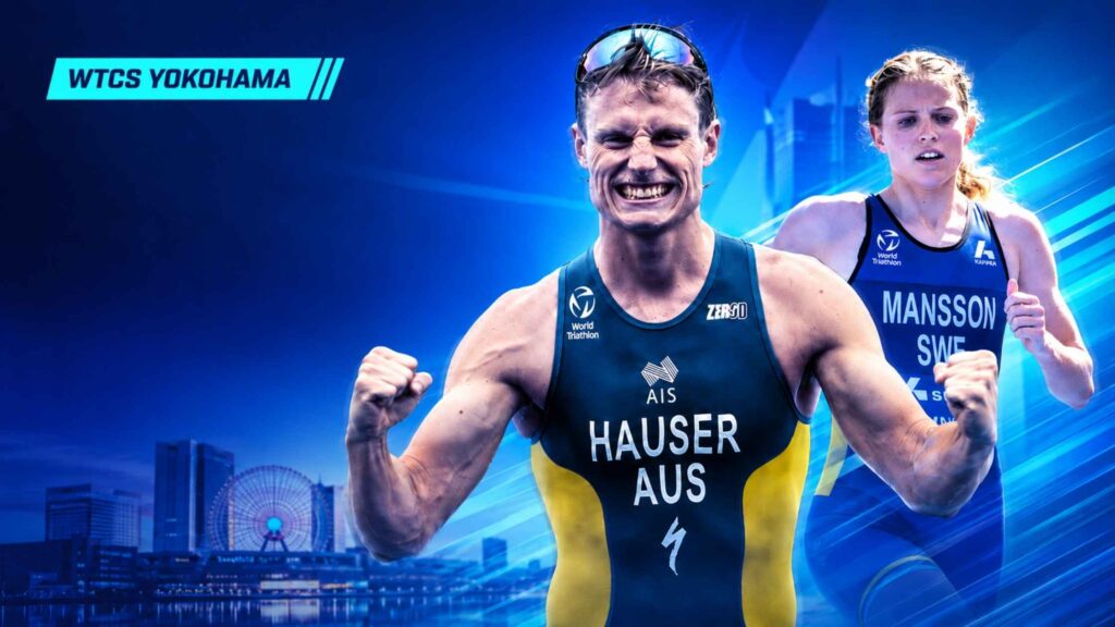 Matthew Hauser celebra en una imagen de la WTCS Yokohama junto a una triatleta corriendo sobre un fondo azul