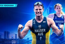 Matthew Hauser celebra en una imagen de la WTCS Yokohama junto a una triatleta corriendo sobre un fondo azul