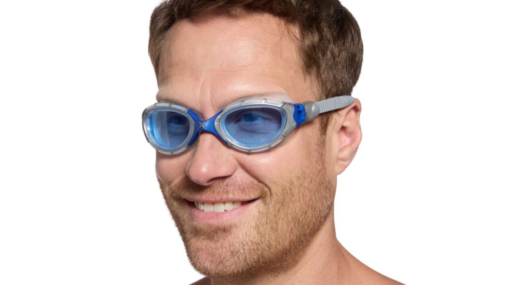 Nadador con gafas de natación Zoggs Predator Flex azules y grises