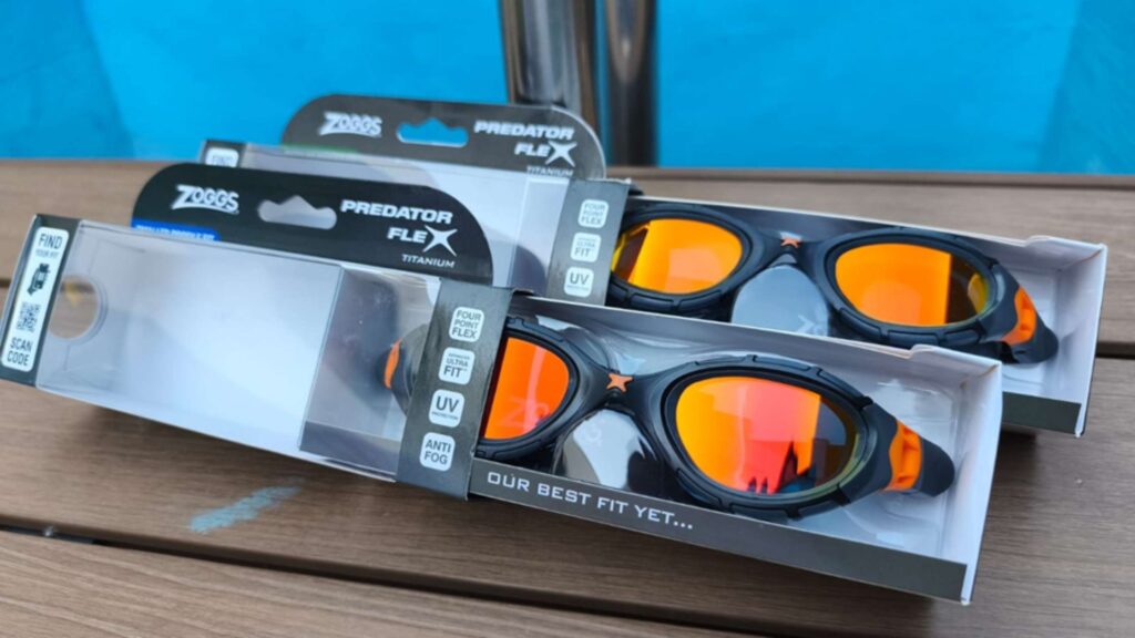 Dos gafas Zoggs Predator Flex Titanium en sus cajas sobre una mesa